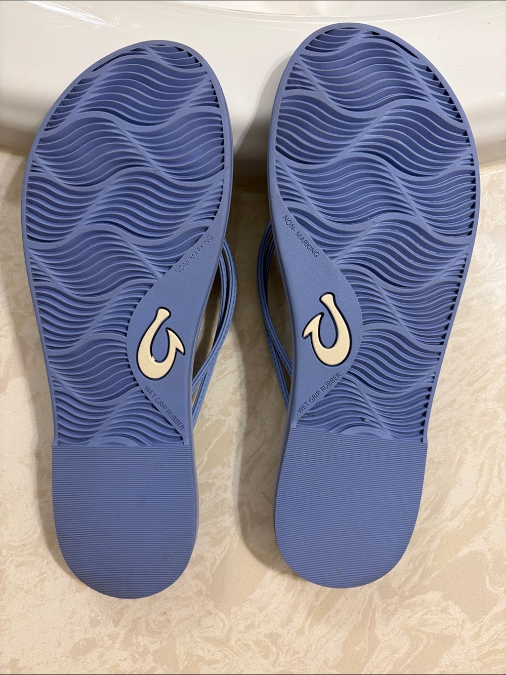 OluKai Aka beach sandal flip flops - Picture 4 of 7